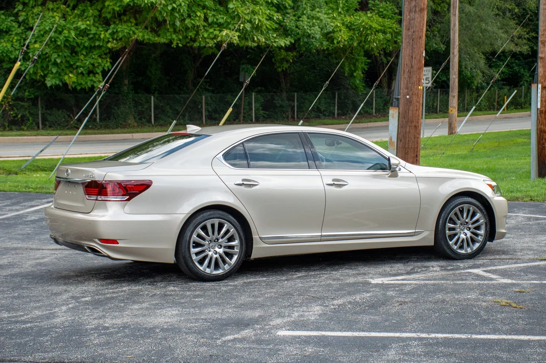 2015 Lexus LS 4th Gen - Image 27 of 31