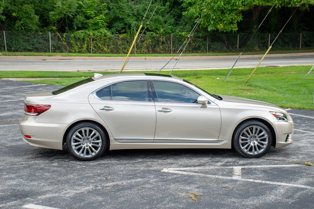 2015 Lexus LS 4th Gen - Image 29 of 31