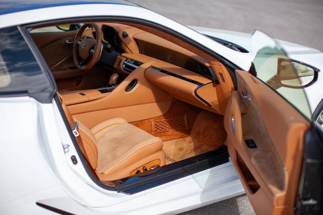 2020 Lexus LC - Image 28 of 31