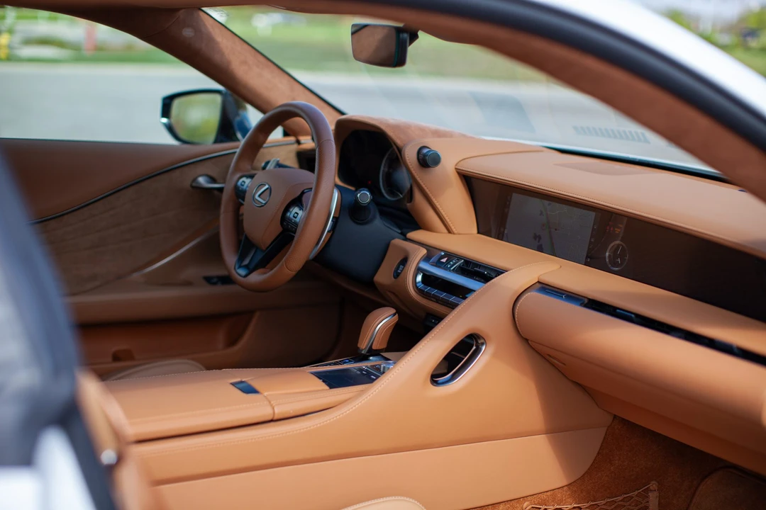 2020 Lexus LC - Image 26 of 31