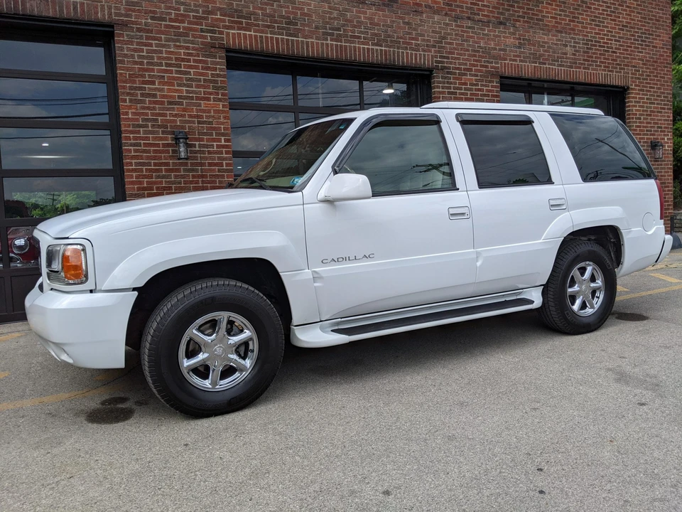 2000 Cadillac Escalade 1st Gen - Image 10 of 31