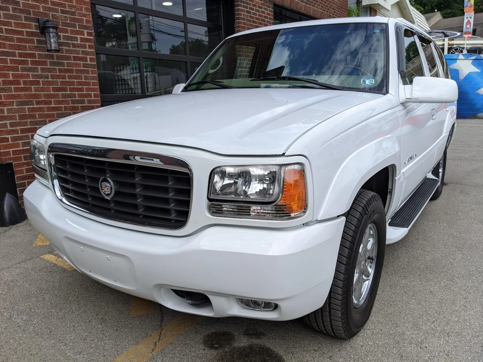2000 Cadillac Escalade 1st Gen - Image 2 of 31