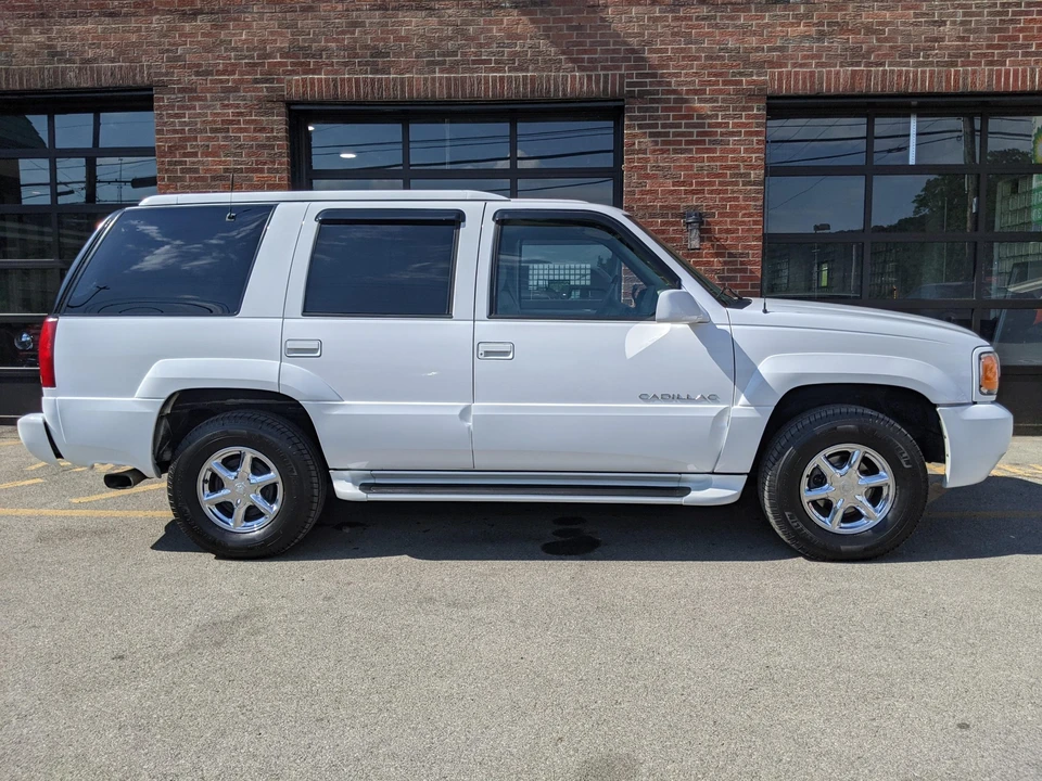 2000 Cadillac Escalade 1st Gen - Image 30 of 31