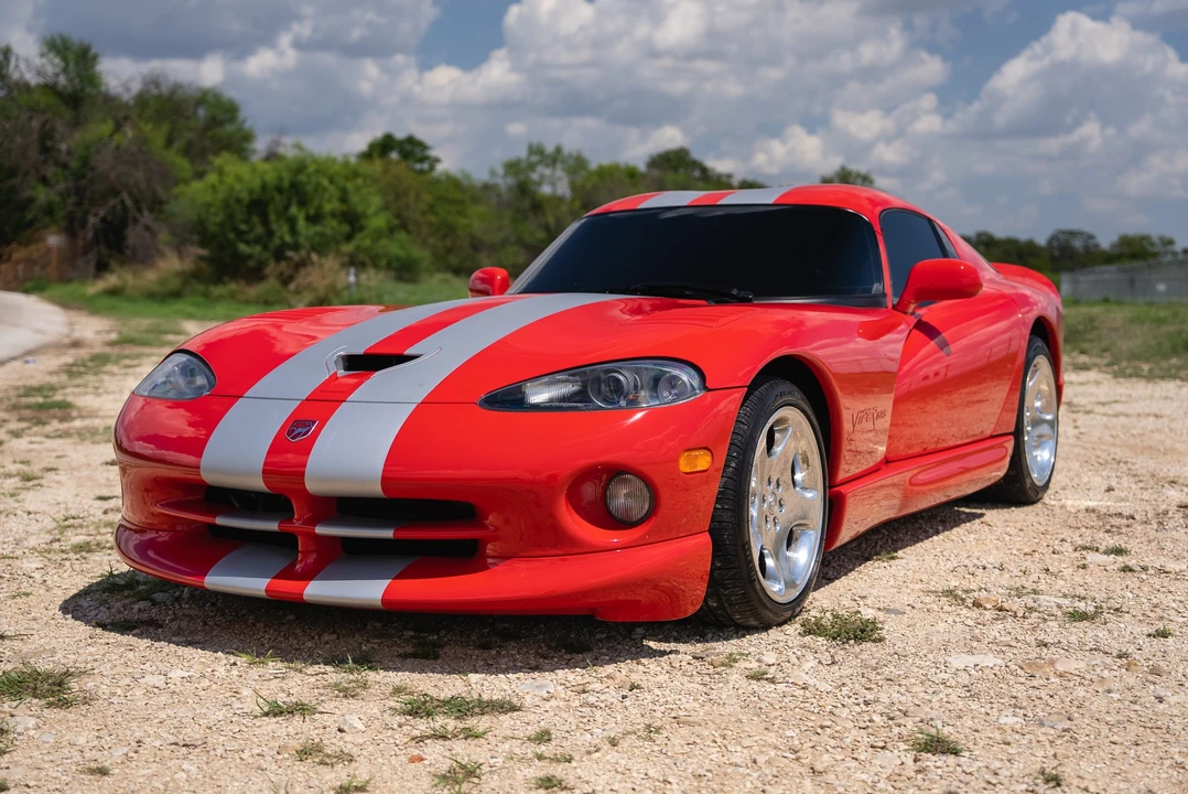 2001 Dodge Viper GTS 2nd Gen - Image 2 of 31