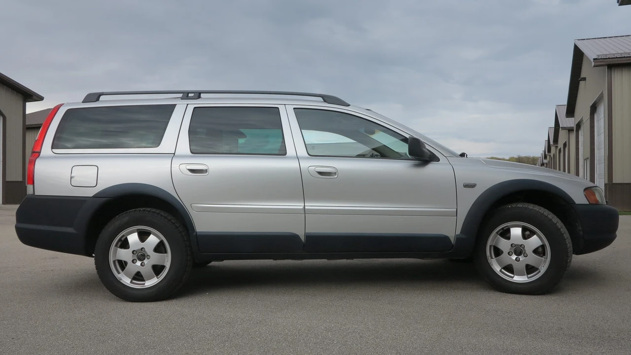 2003 Volvo V70 XC/XC70 2nd Gen - Image 13 of 31