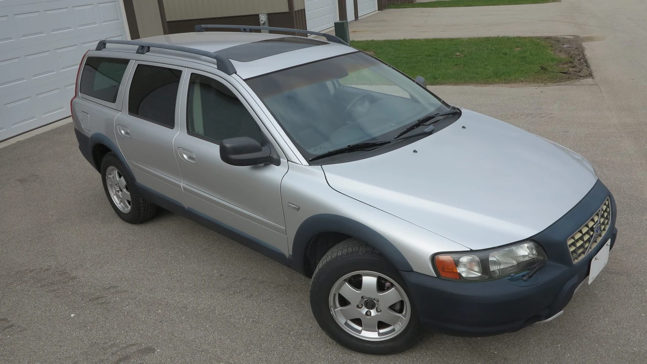 2003 Volvo V70 XC/XC70 2nd Gen - Image 3 of 31