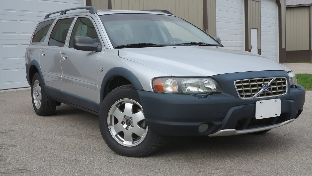 2003 Volvo V70 XC/XC70 2nd Gen - Image 2 of 31