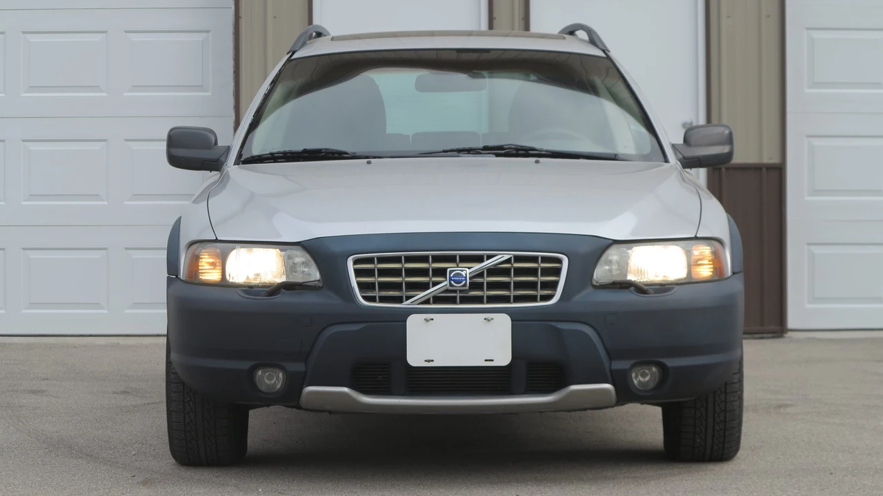 2003 Volvo V70 XC/XC70 2nd Gen - Image 4 of 31