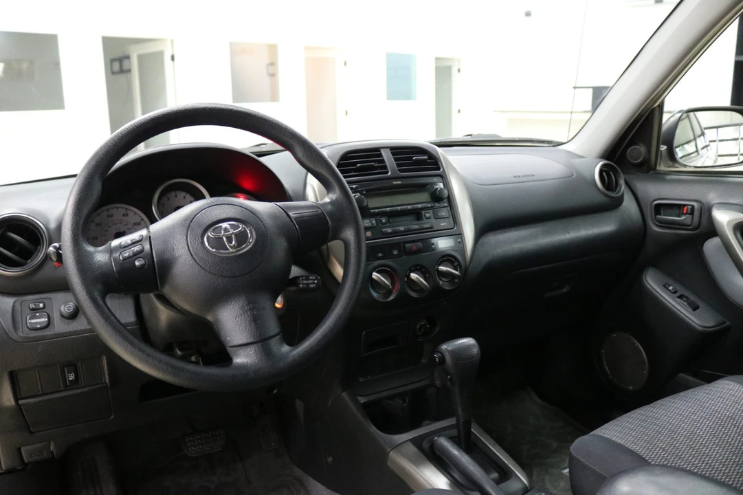 2004 Toyota RAV4 2nd Gen - Image 5 of 7