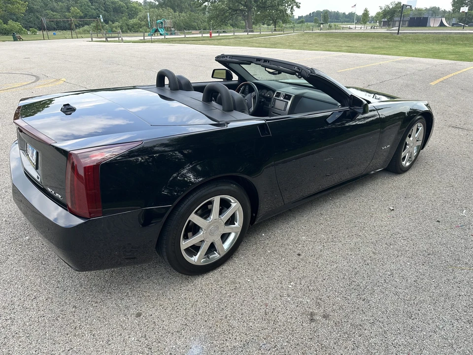 2005 Cadillac XLR - Image 8 of 31