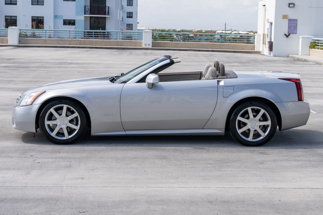 2005 Cadillac XLR - Image 4 of 31