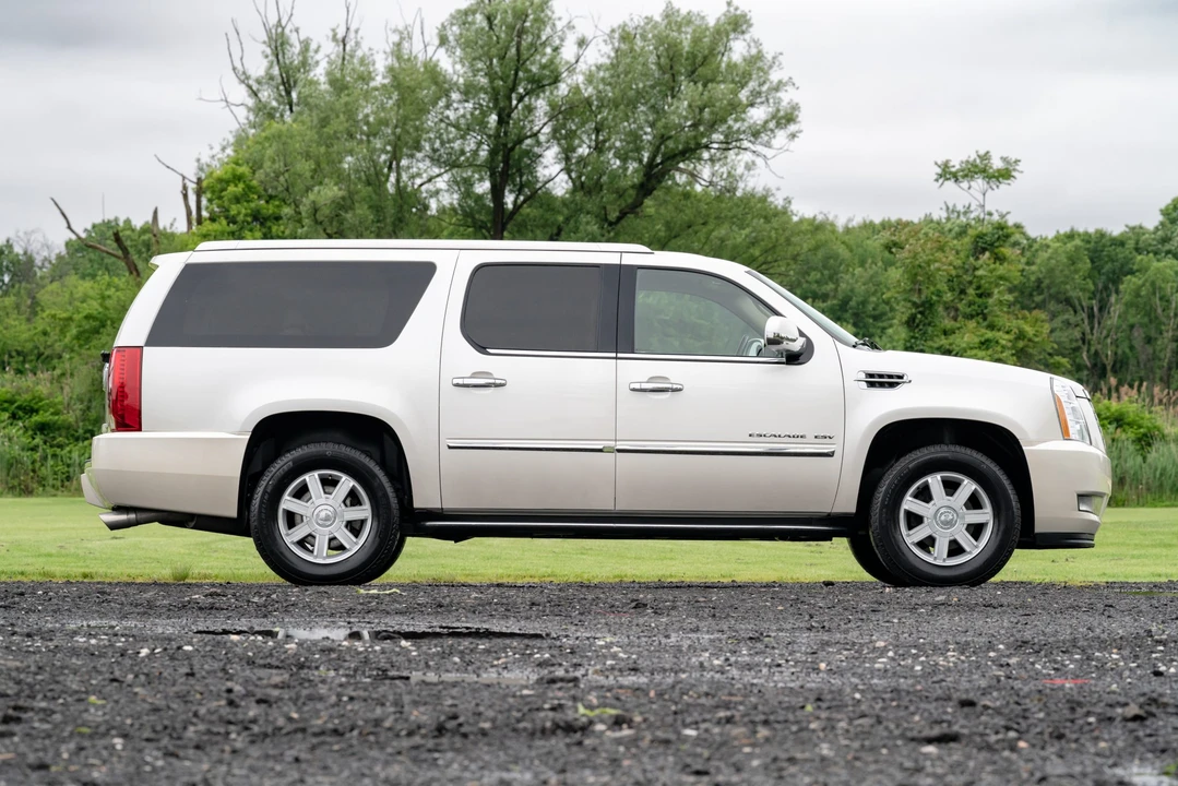 2012 Cadillac Escalade & EXT 3rd Gen - Image 9 of 31