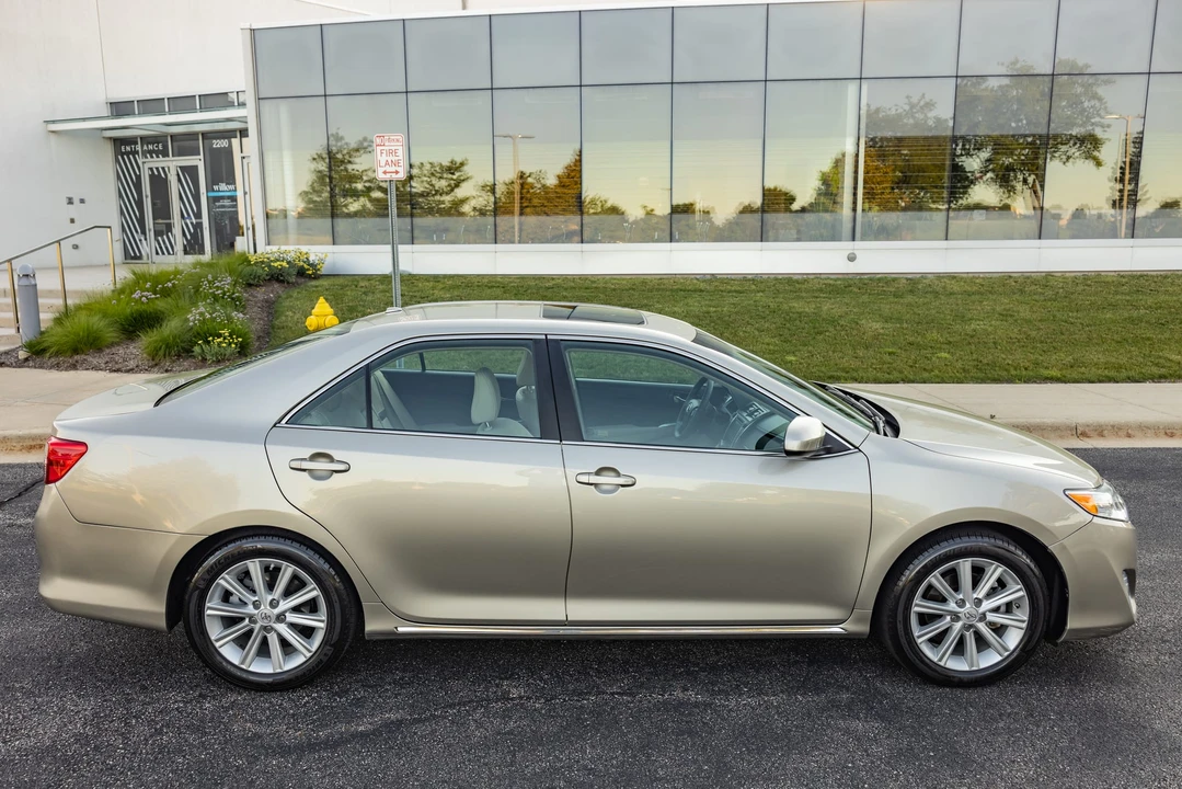 2013 Toyota Camry 7th Gen - Image 16 of 31