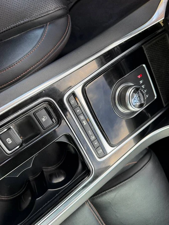 2019 Jaguar XE - Image 8 of 19