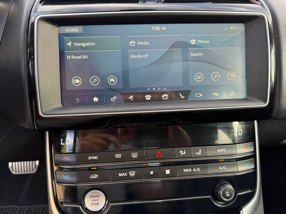 2019 Jaguar XE - Image 10 of 19