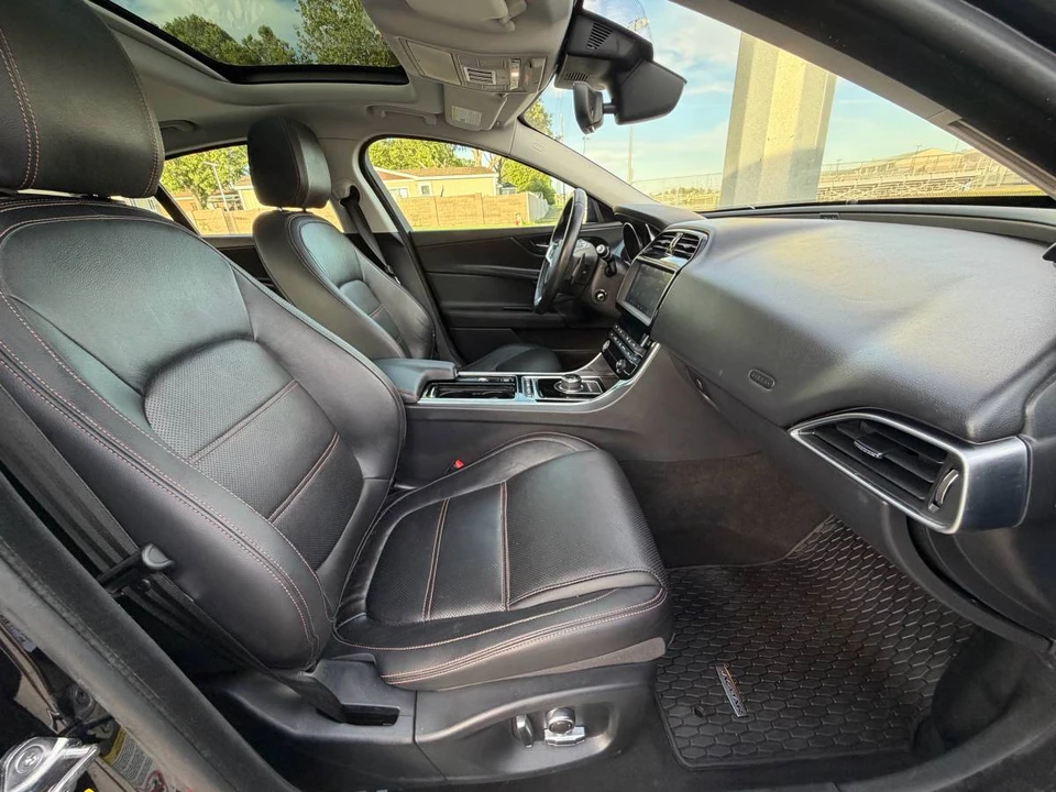 2019 Jaguar XE - Image 17 of 19