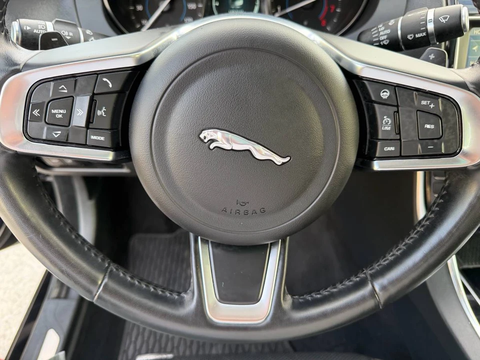2019 Jaguar XE - Image 7 of 19