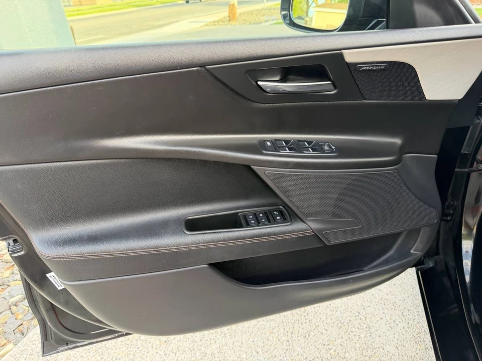 2019 Jaguar XE - Image 5 of 19