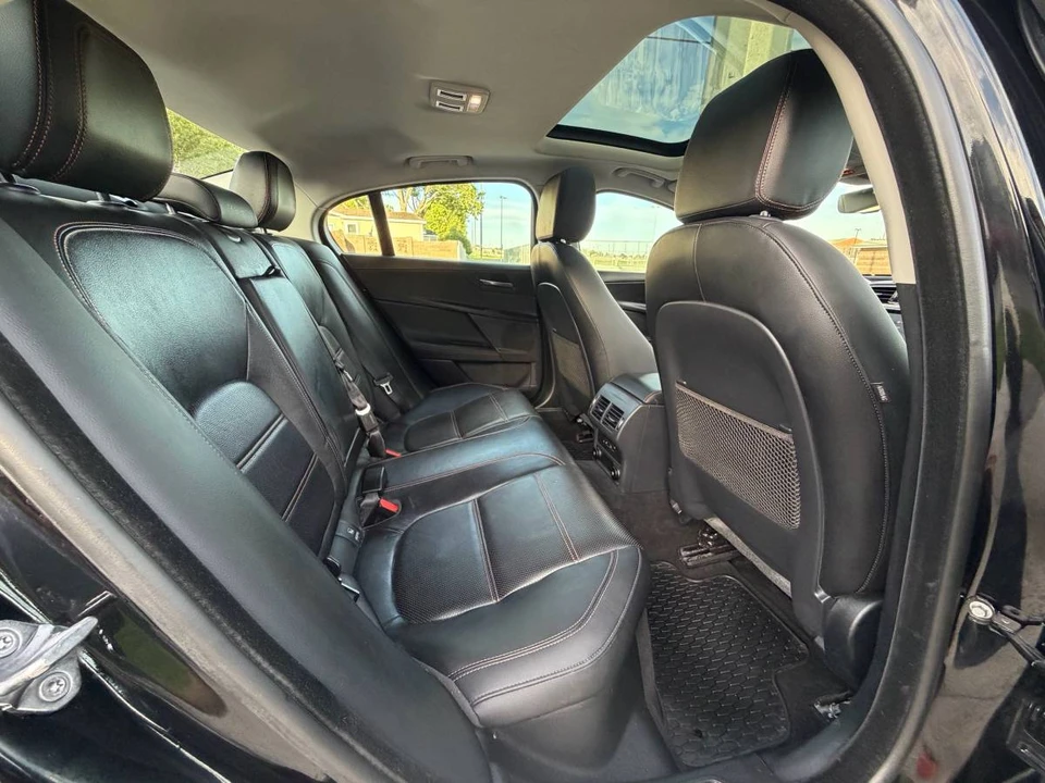 2019 Jaguar XE - Image 16 of 19