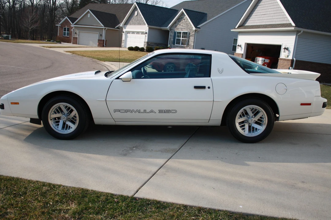 1990 Pontiac Firebird 3rd Gen - Image 8 of 31