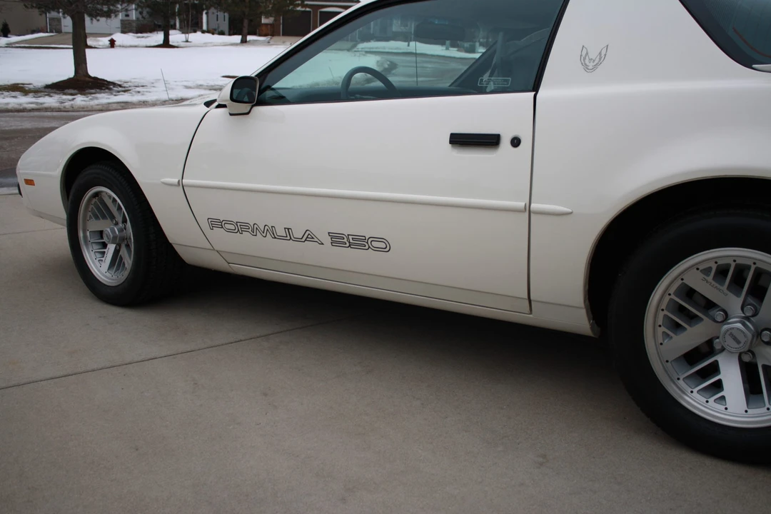1990 Pontiac Firebird 3rd Gen - Image 11 of 31