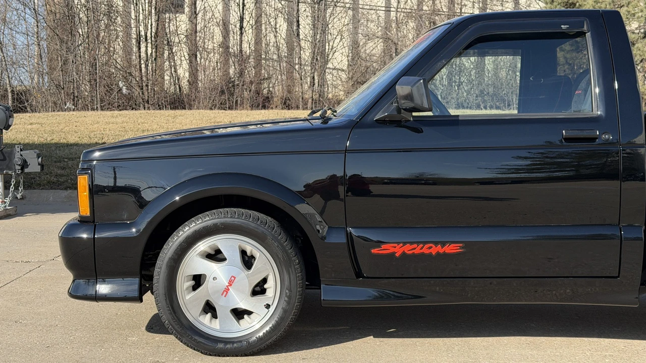 1991 GMC Syclone - Image 25 of 31