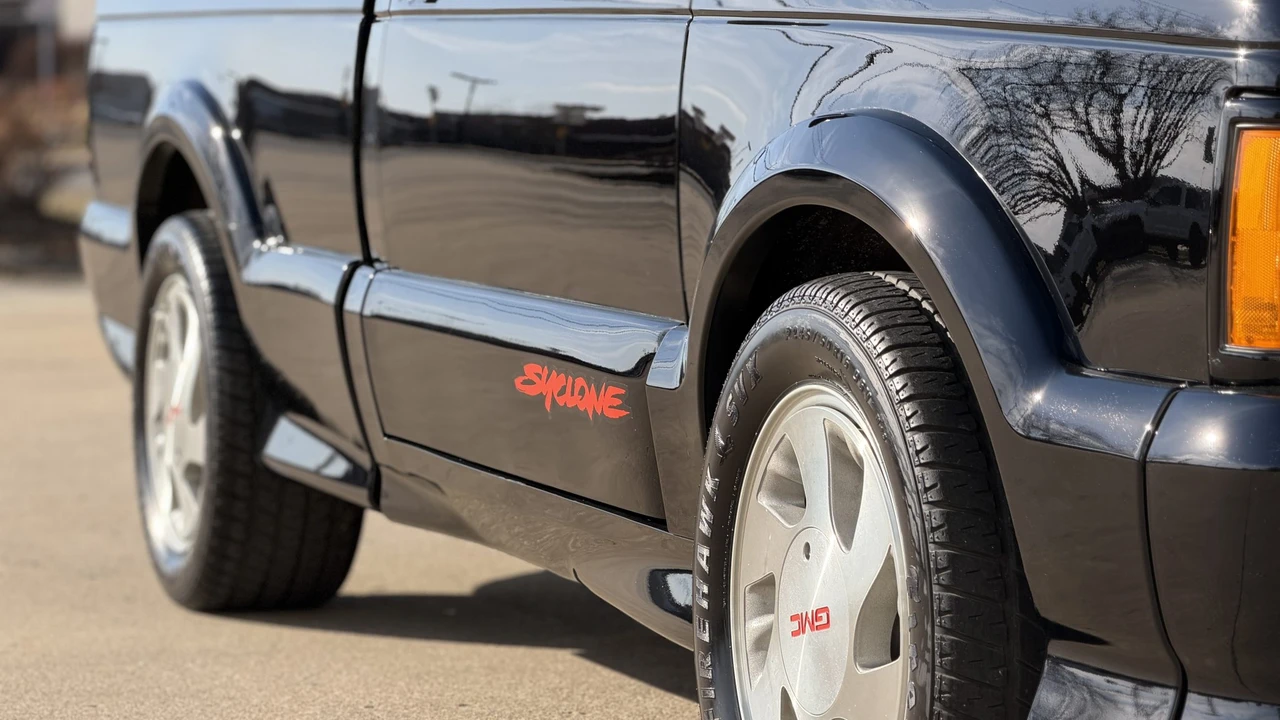 1991 GMC Syclone - Image 28 of 31