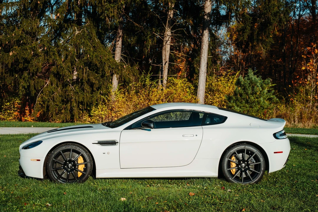 2017 Aston Martin V12 Vantage (2010-2018) - Image 2 of 31