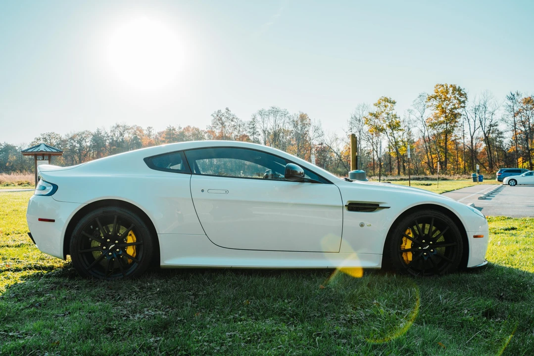2017 Aston Martin V12 Vantage (2010-2018) - Image 8 of 31