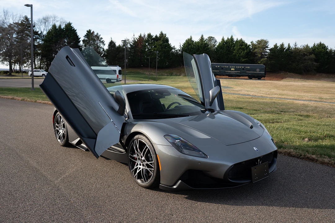2023 Maserati MC20 - Image 2 of 31