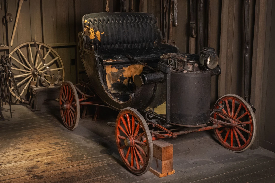 1902 Mitsubishi Chariot - Image 2 of 19