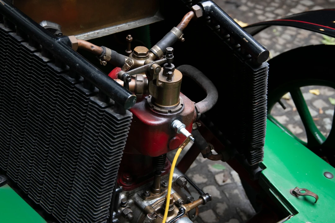 1904 Renault - Image 2 of 31