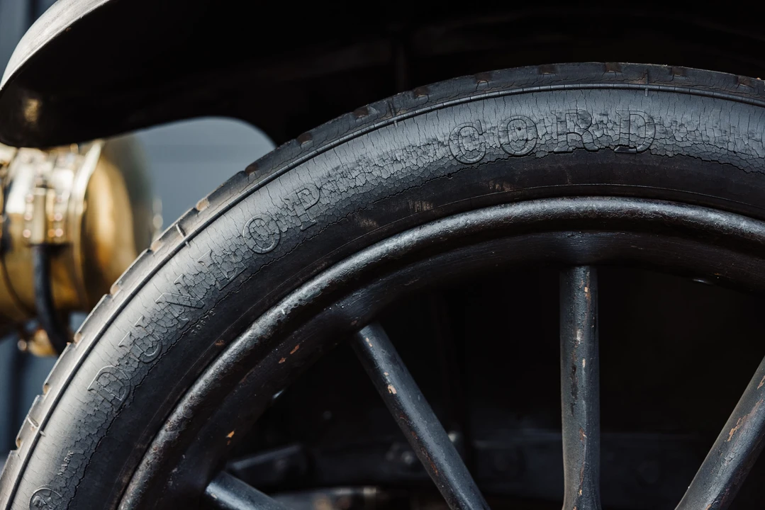 1906 Renault - Image 2 of 31