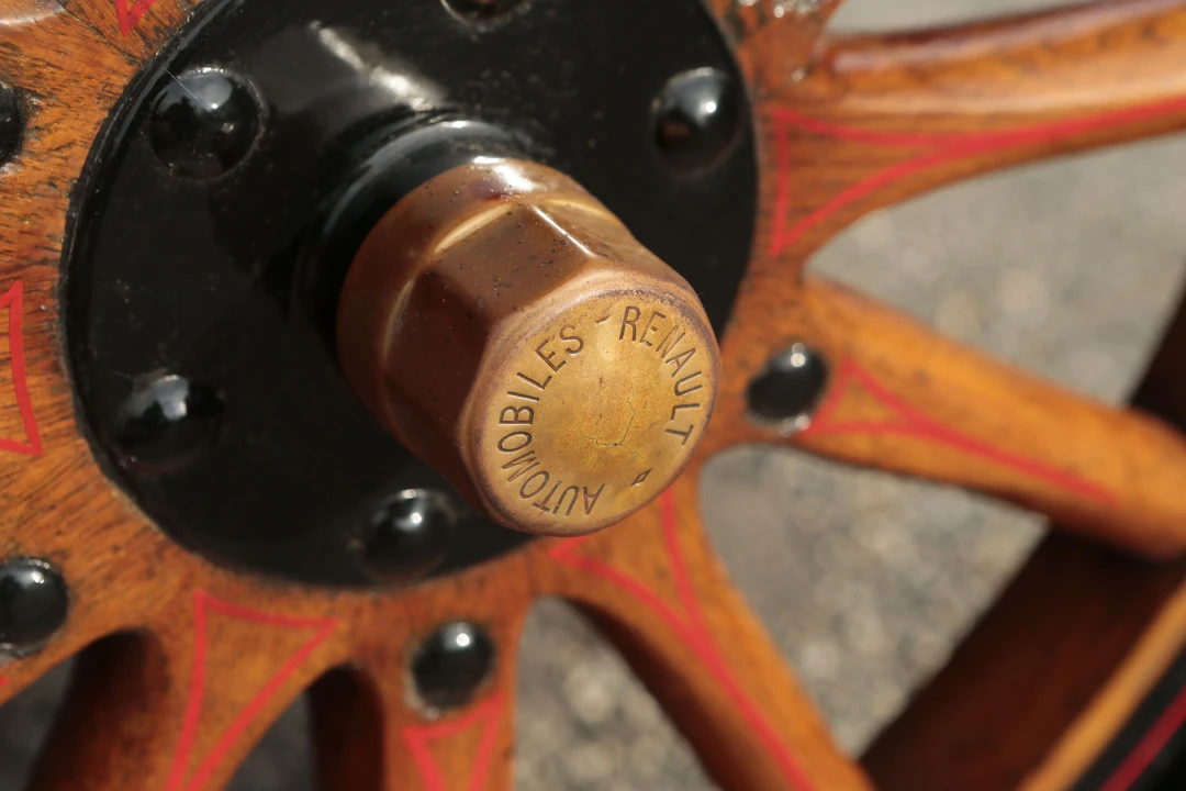 1910 Renault - Image 2 of 20