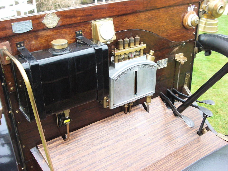 1910 Renault - Image 3 of 4