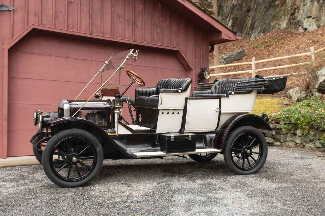1910 White - Image 2 of 31
