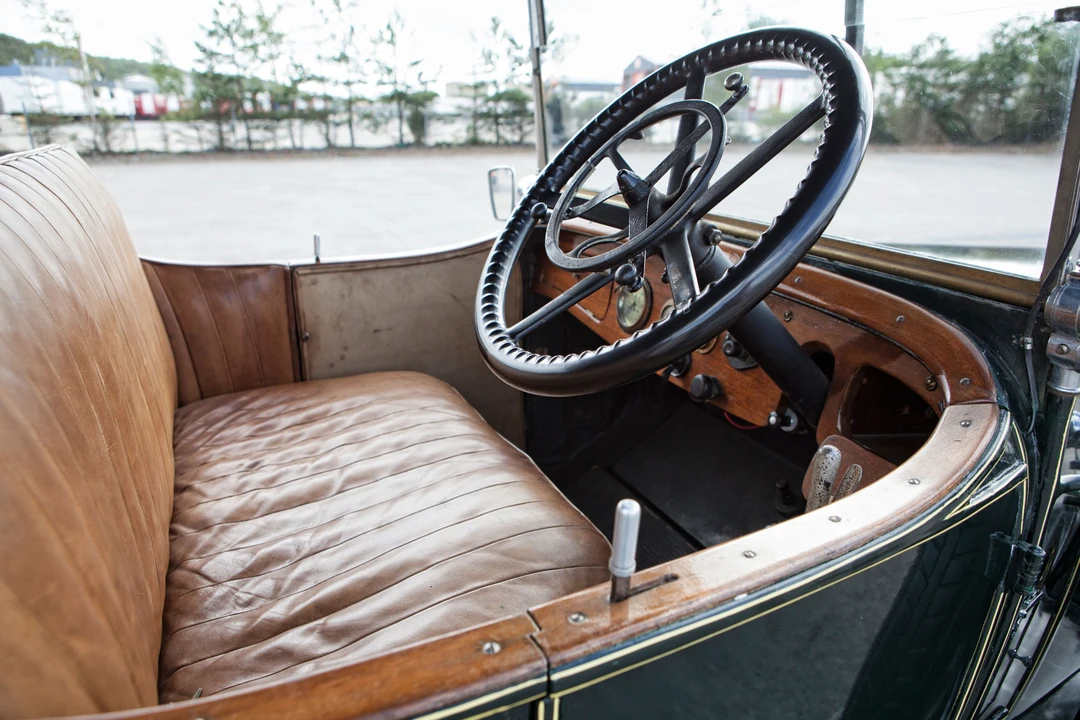 1923 Daimler - Image 2 of 31
