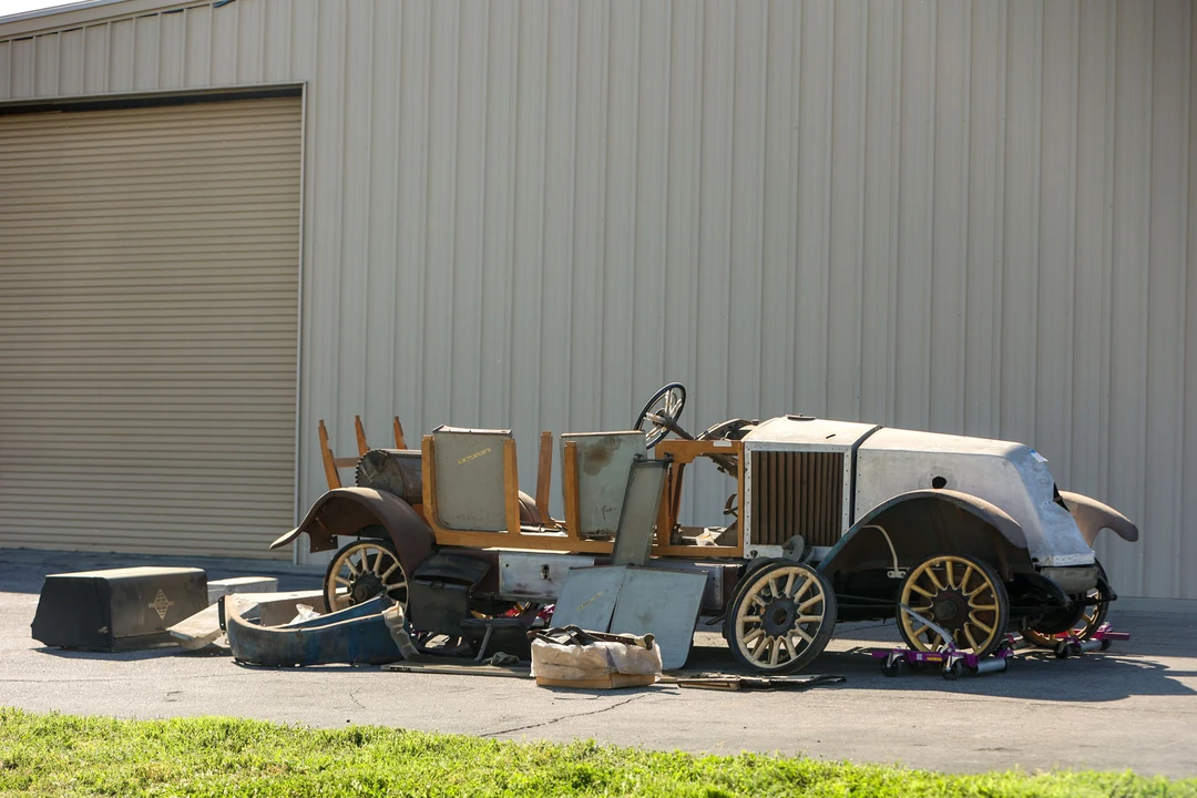 1923 Renault - Image 2 of 31