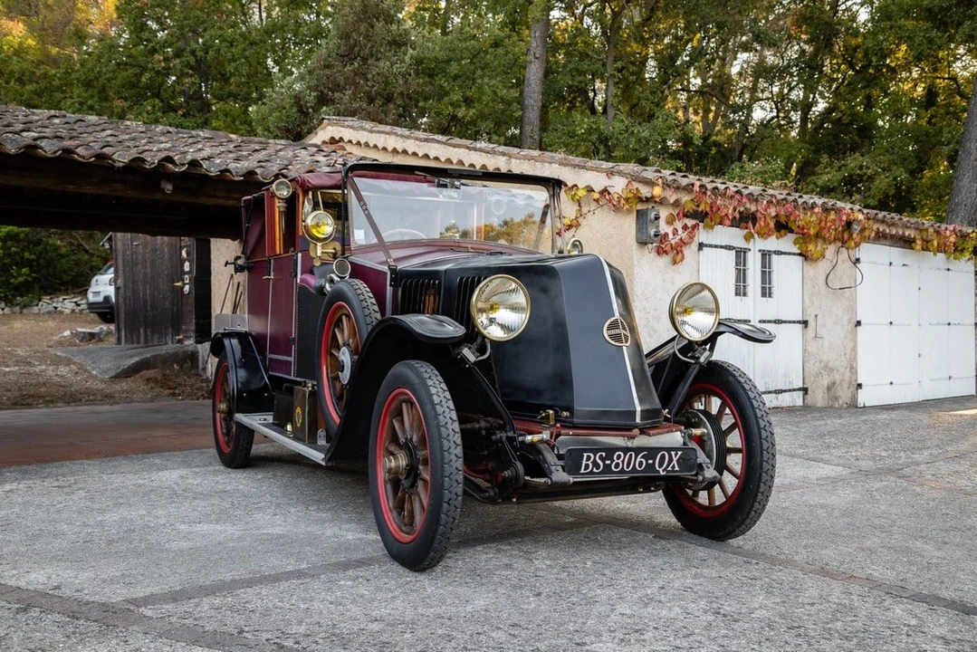 1923 Renault - Image 2 of 30