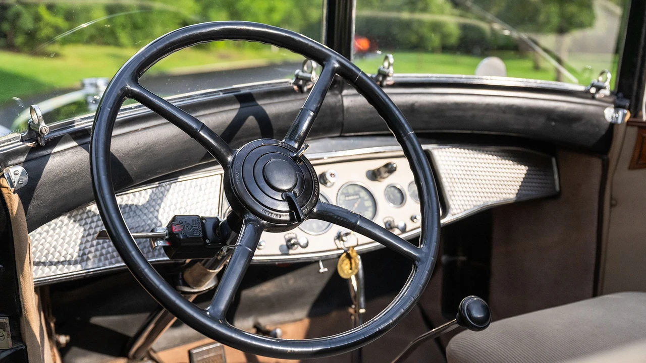 1930 Cadillac V-12 - Image 2 of 31