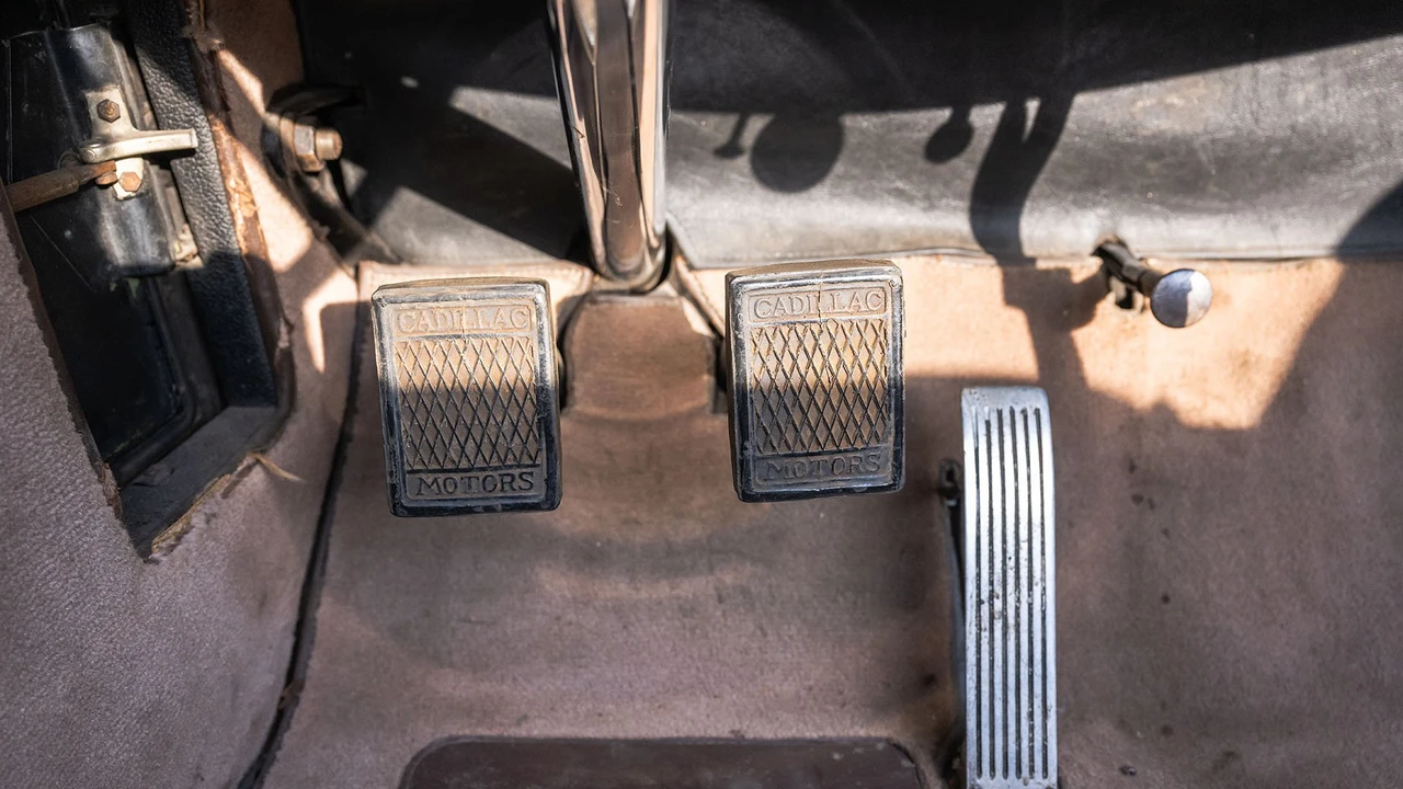 1930 Cadillac V-12 - Image 4 of 31