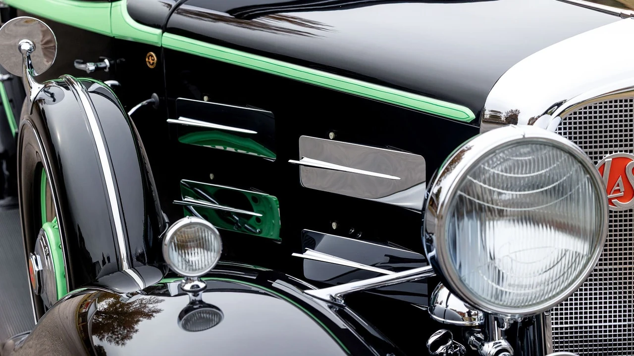 1933 LaSalle - Image 22 of 31
