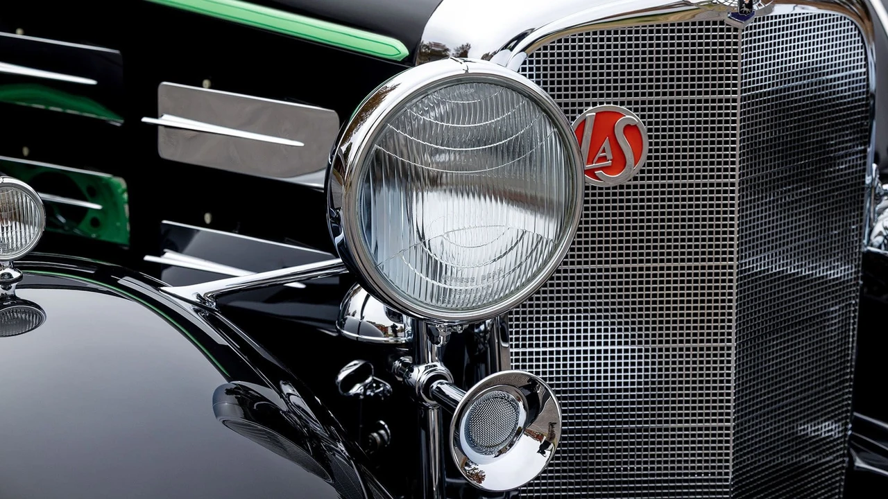1933 LaSalle - Image 26 of 31