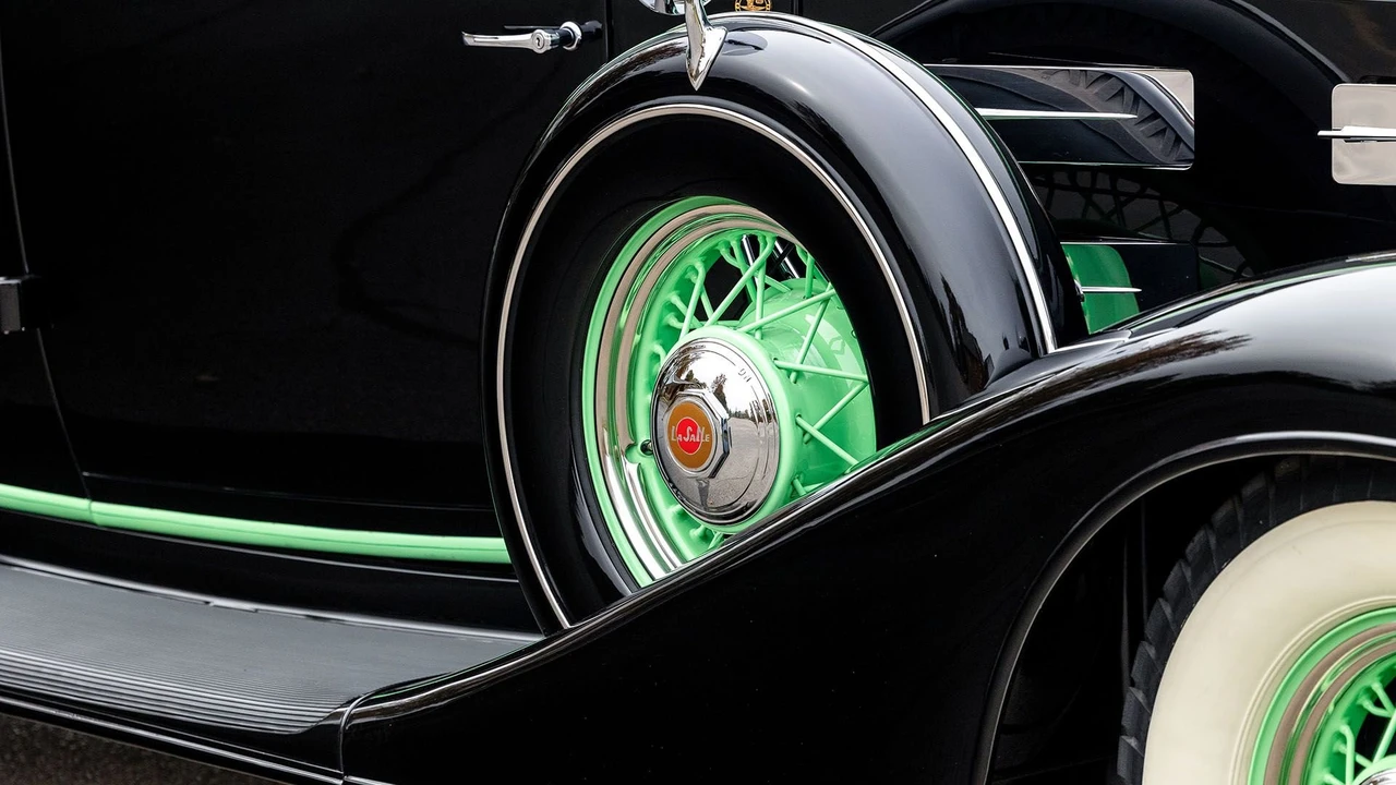 1933 LaSalle - Image 21 of 31