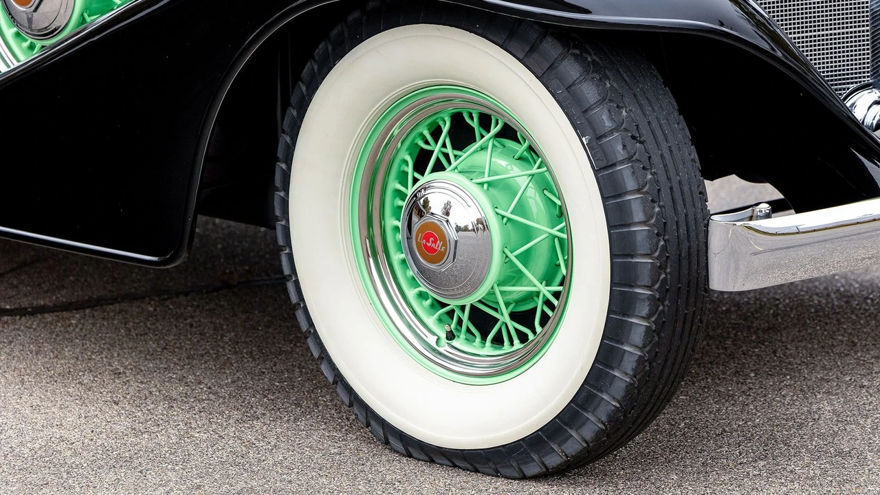 1933 LaSalle - Image 17 of 31