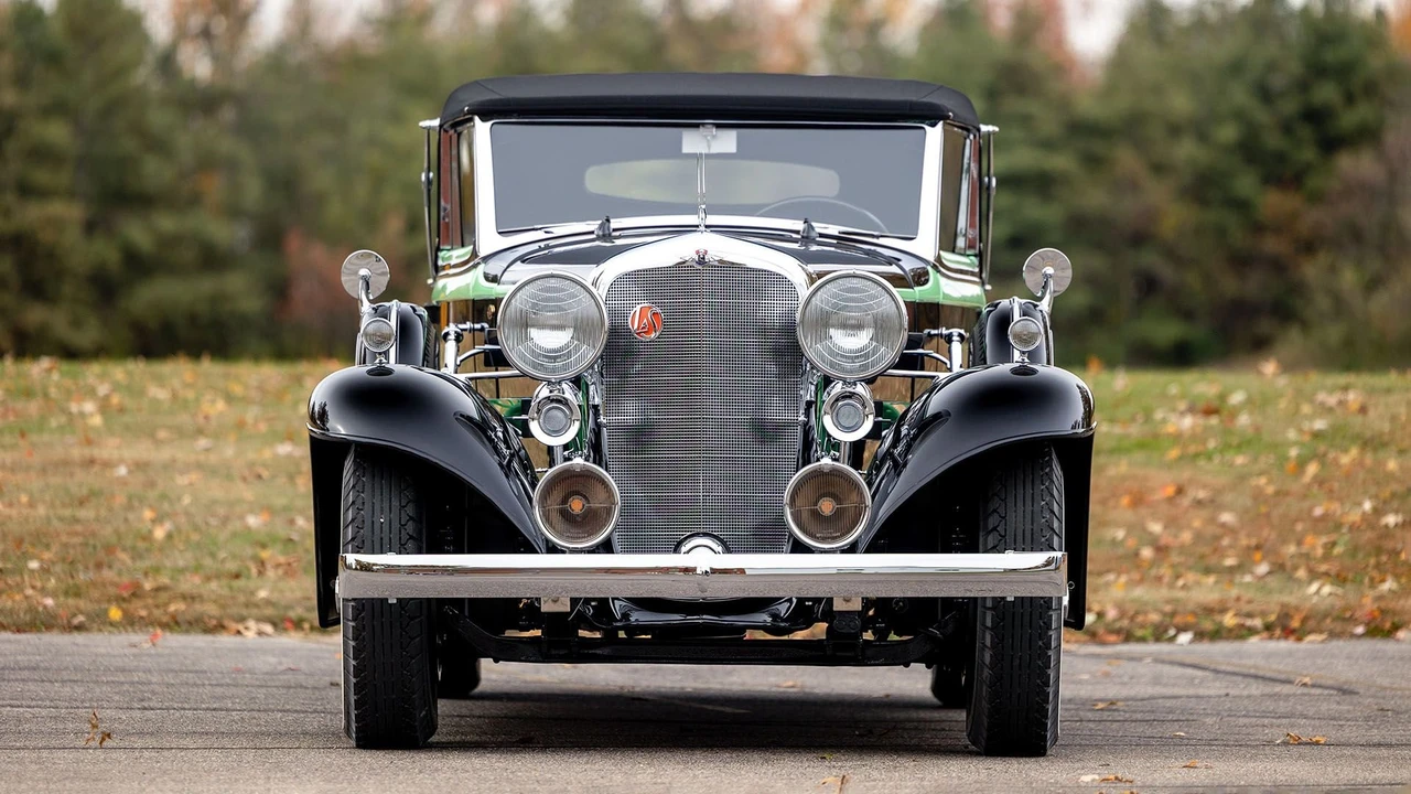 1933 LaSalle - Image 2 of 31