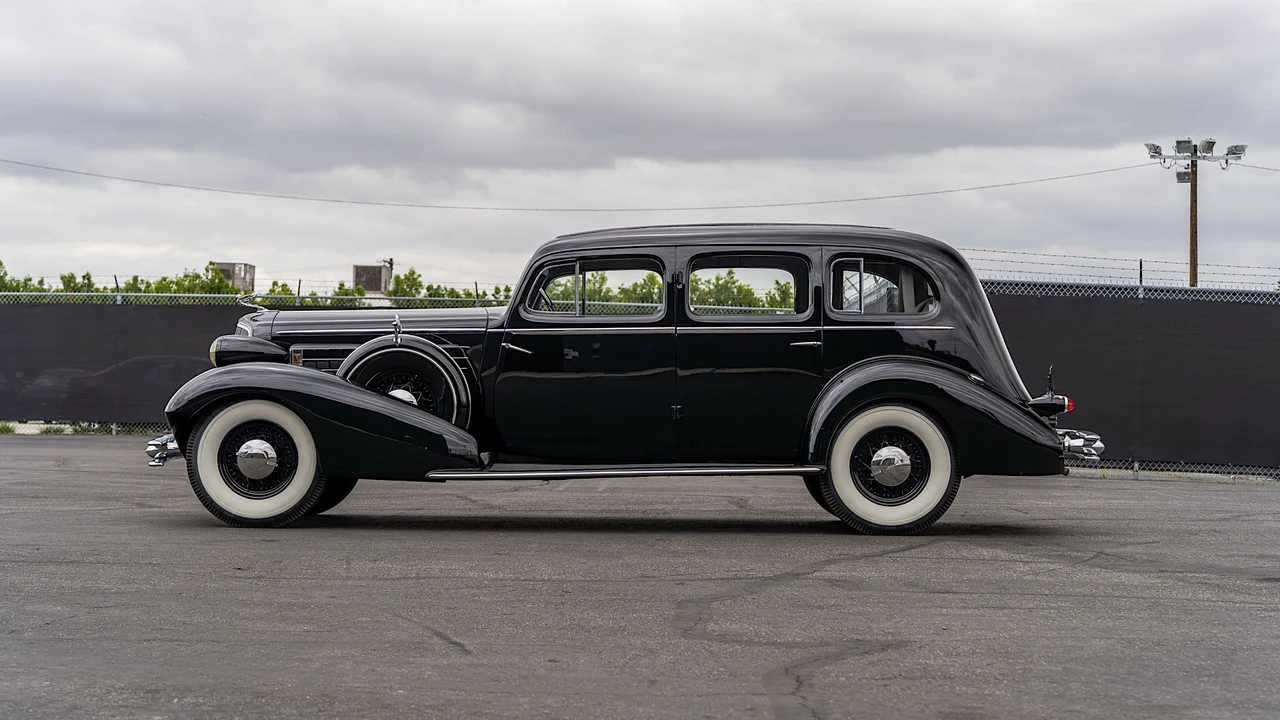 1934 Cadillac V-12 - Image 11 of 31