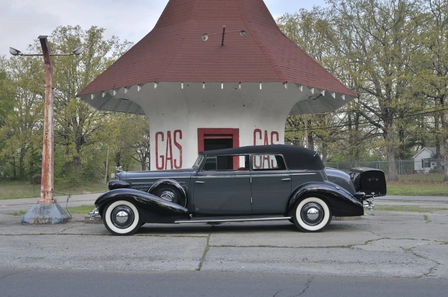 1934 Cadillac V-12 - Image 2 of 8