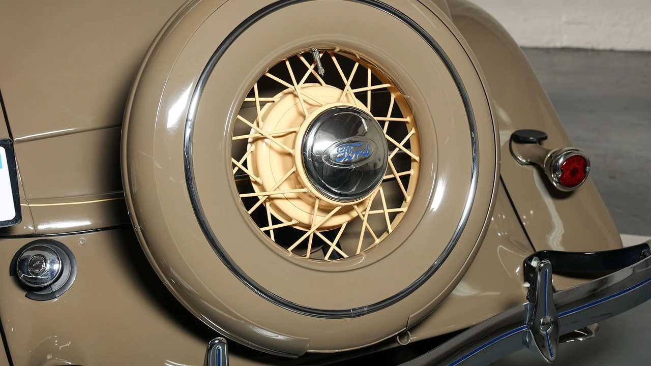 1934 Ford Model 18 & 40 - Image 17 of 29