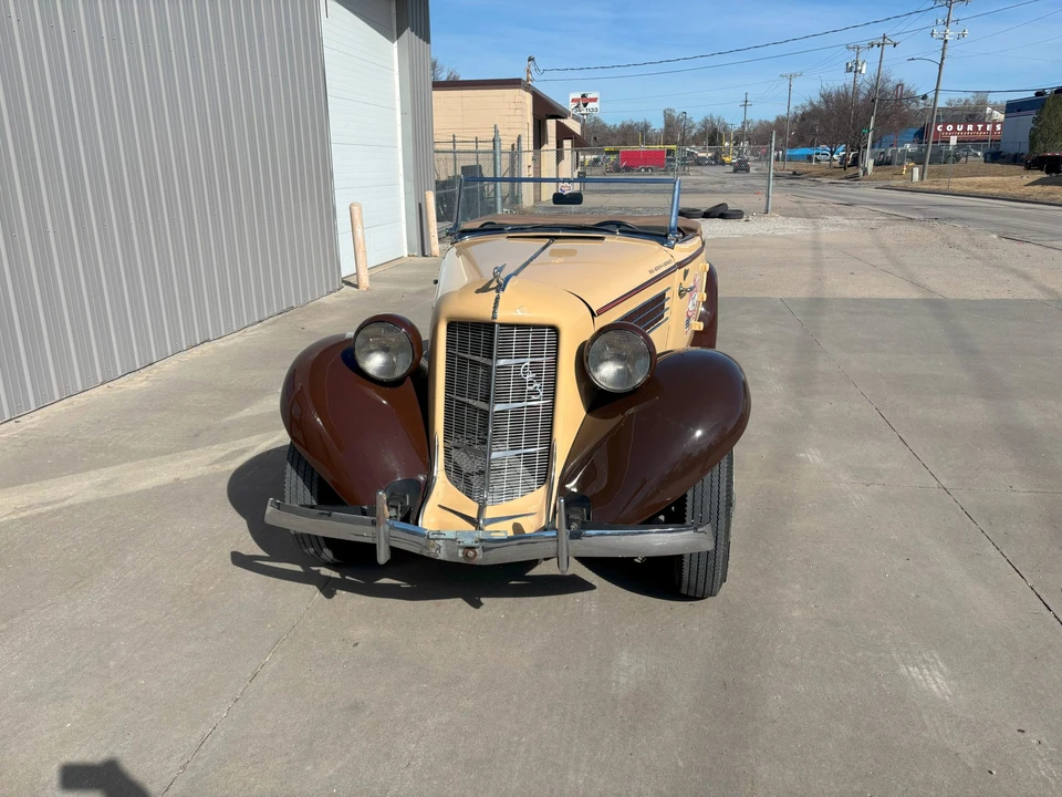 1935 Auburn Eight - Image 2 of 31